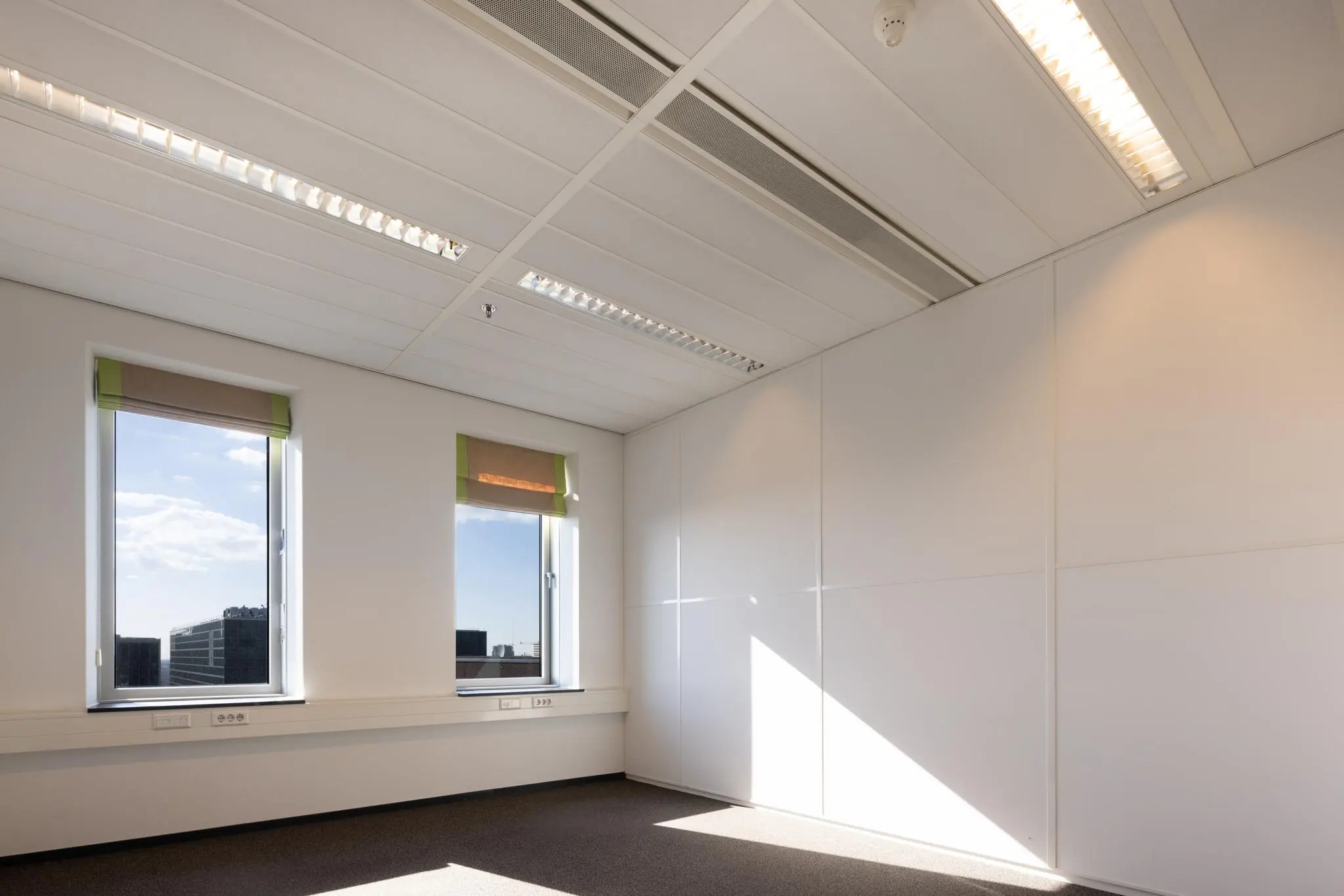 Lichte, lege kantoorruimte aan de Prinses Beatrixlaan met twee ramen en systeemplafond.